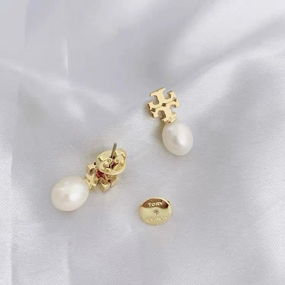 Tory Burch Small Baroque Pearl Logo Earrings - Picture 3 of 6